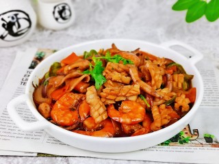 16、麻辣虾尾,盛出装盘即可食用。