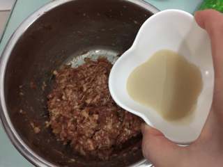 3、咸蛋黄鲜肉月饼,再加入适量化开的浓汤宝水,拌匀