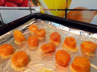 5、咸蛋黄鲜肉月饼,咸蛋黄放入烤盘里入烤箱170度烤5分钟左右,烤的时候最好喷点白酒