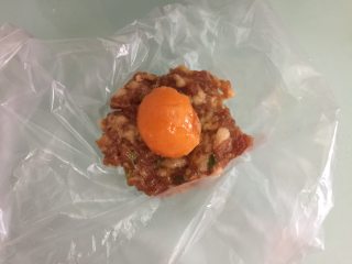 6、咸蛋黄鲜肉月饼,取适量猪肉馅包上一颗咸蛋黄