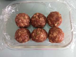 7、咸蛋黄鲜肉月饼,搓圆备用