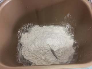 8、咸蛋黄鲜肉月饼,制作水油皮:将主料里的中粉 、糖、猪油、水放入面包机桶里,启动和面功能和面至出筋