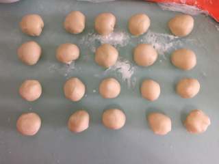 11、咸蛋黄鲜肉月饼,取出松弛好的水油皮和油酥,分别分成10等份,每次都要盖好保鲜膜