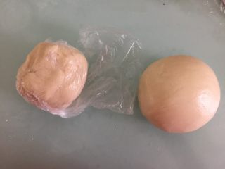 10、咸蛋黄鲜肉月饼,把2个面团分别装入保鲜袋放入冰箱冷藏松驰半小时