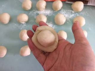 12、咸蛋黄鲜肉月饼,取1个水油皮压扁擀大包住油酥团