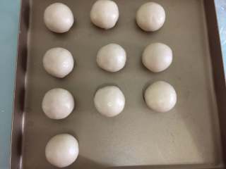 13、咸蛋黄鲜肉月饼,慢慢收紧口,包好后盖上保鲜膜松弛一会