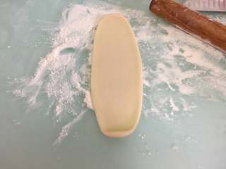 14、咸蛋黄鲜肉月饼,取1个松弛好的面团擀成牛舌状