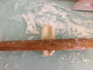 16、咸蛋黄鲜肉月饼,松驰之后,取一份,收口向上,用擀面杖擀长后