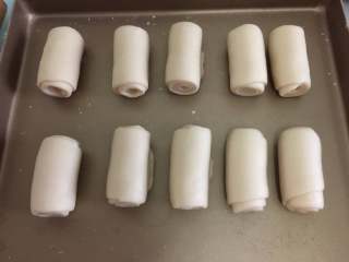 17、咸蛋黄鲜肉月饼,再次卷起来,盖上保鲜膜,松驰15分钟