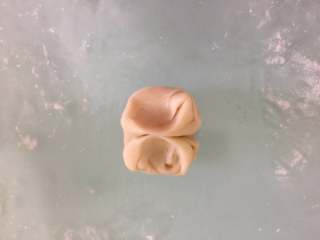 18、咸蛋黄鲜肉月饼,取一个松驰好的卷,2头向中间靠拢