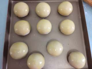 20、咸蛋黄鲜肉月饼,慢慢收口,一定要捏紧,排放在烤盘里刷上一层蛋液