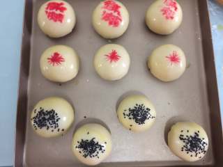 21、咸蛋黄鲜肉月饼,可以用八角印个红章,或者撒点黑芝麻