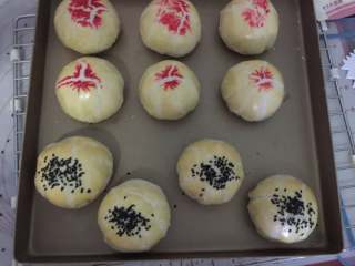 22、咸蛋黄鲜肉月饼,放入预热好的烤箱,180度烤25分钟左右即可,中途上色前盖上锡纸