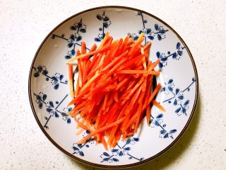 3、10分钟快手菜  杂蔬炒面,胡萝卜切成丝
