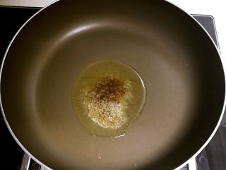 11、10分钟快手菜  杂蔬炒面,锅里加入大豆色拉油烧热加入花椒粉