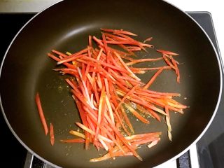 12、10分钟快手菜  杂蔬炒面,加入胡萝卜丝翻炒1分钟