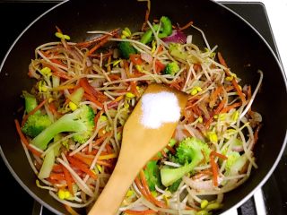 16、10分钟快手菜  杂蔬炒面,加入精盐翻炒均匀