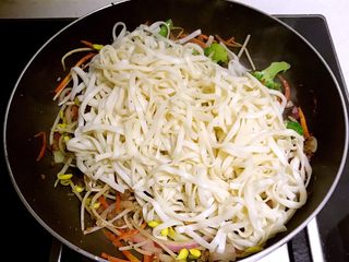 17、10分钟快手菜  杂蔬炒面,加入面条