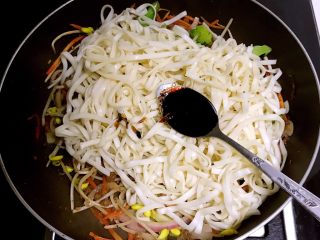 18、10分钟快手菜  杂蔬炒面,加入老抽，翻炒均匀