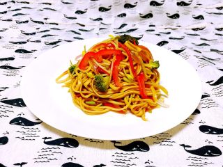 20、10分钟快手菜  杂蔬炒面,杂蔬炒面出锅了，清爽适口！