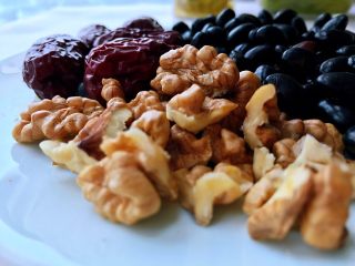 3、黑豆豆浆,核桃取仁。