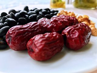 4、黑豆豆浆,红枣清洗干净。