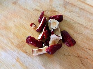 5、黑豆豆浆,去核。