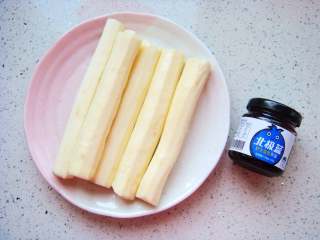 1、蓝莓花朵山药糕,铁棍山药去皮清洗干净，蓝莓果酱备用。