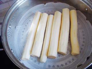 2、蓝莓花朵山药糕,山药放入蒸锅里，大火蒸15分钟。