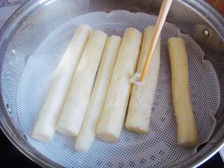 3、蓝莓花朵山药糕,用筷子能轻松扎透就熟了。