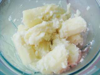 4、蓝莓花朵山药糕,把山药放入料理机搅打成泥。