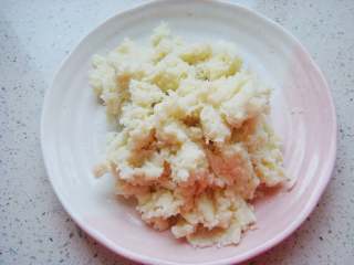 5、蓝莓花朵山药糕,盛出备用。