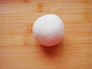 6、蓝莓花朵山药糕,带上一次性手套，沾少许凉开水防沾，分出40克一个揉成光滑的圆球。