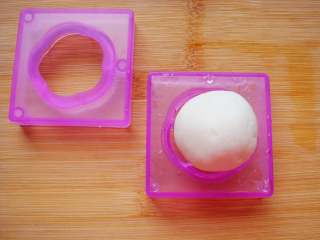 7、蓝莓花朵山药糕,放入模具中。（用类似的月饼模具也可以）