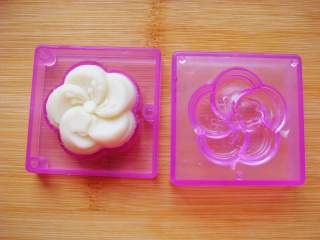 8、蓝莓花朵山药糕,压出花朵，放入盘中依次做好。