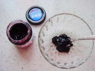 9、蓝莓花朵山药糕,取蓝莓果酱放入碗中。