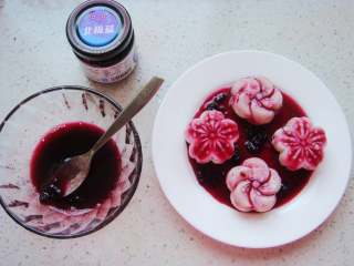 11、蓝莓花朵山药糕,把果酱淋在花朵上即可。