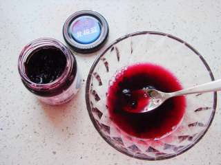 10、蓝莓花朵山药糕,加入适量凉开水搅拌均匀。