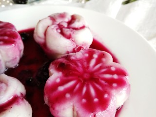 12、蓝莓花朵山药糕,天然的颜色很漂亮。