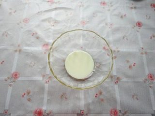 1、冰皮豆沙月饼,先倒入炼乳