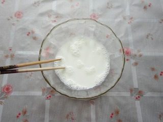 2、冰皮豆沙月饼,然后加入牛奶搅拌均匀