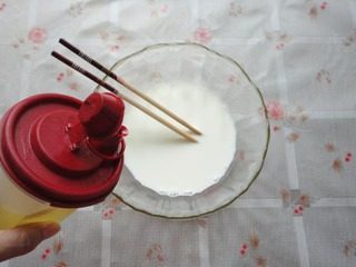 3、冰皮豆沙月饼,再加入色拉油搅拌均匀