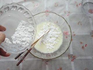 5、冰皮豆沙月饼,再加入澄粉搅拌均匀