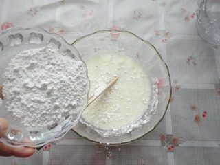 7、冰皮豆沙月饼,最后加入糯米粉