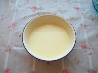 8、冰皮豆沙月饼,搅拌成无颗粒的粉状糊，倒入搪瓷盆中