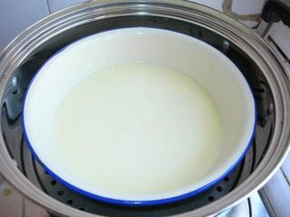 9、冰皮豆沙月饼,大火20分钟后，中间要搅拌一次，没蒸熟的面糊颜色发白