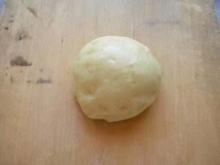 12、冰皮豆沙月饼,手上淋油揉匀冰皮备用