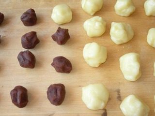 13、冰皮豆沙月饼,把冰皮和豆沙馅分成剂子，冰皮30克，豆沙馅15克