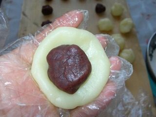 15、冰皮豆沙月饼,在圆饼中间放上一个豆沙馅剂子
