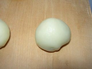 16、冰皮豆沙月饼,就像包包子一样包好